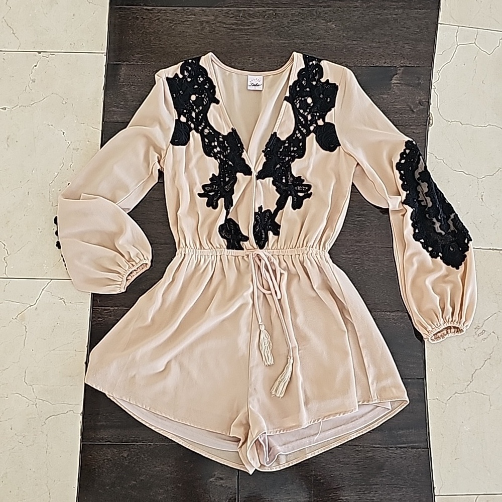 Selfie Leslie Beige/Blk Lace Applique Romper Small